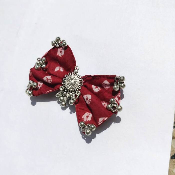 Maroon Bandhani bow — closeup
